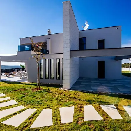 Maluja Villa *
